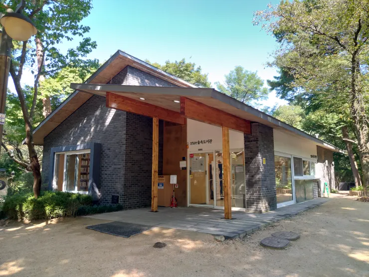 外觀非常可愛的三清公園森林圖書館