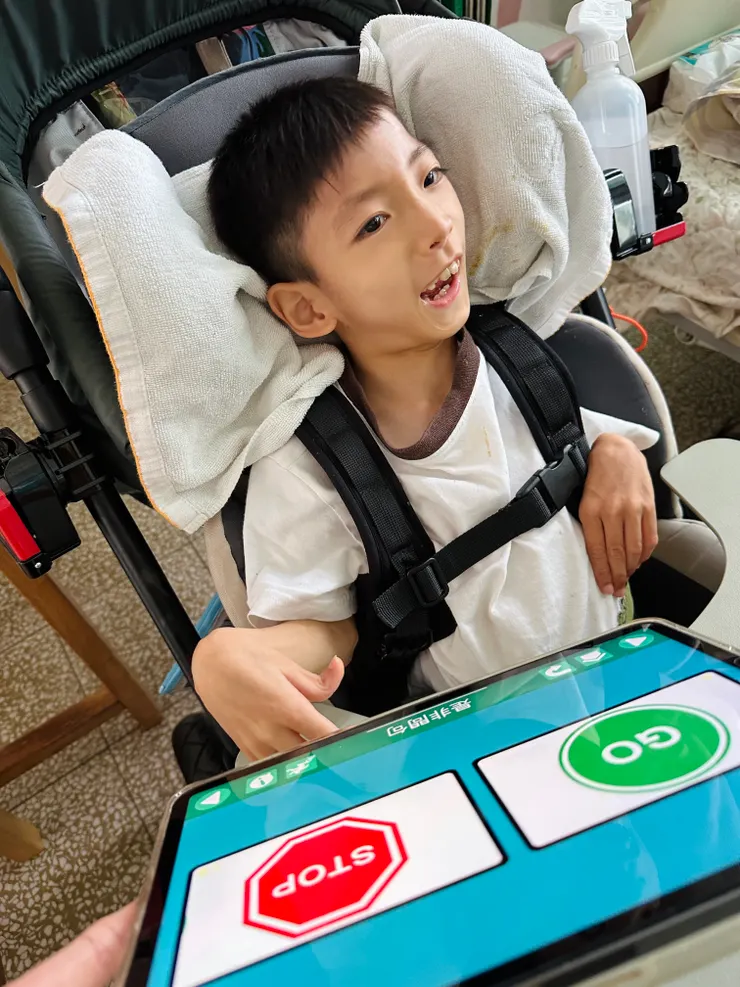 使用溝通板敲到一定的範圍對祐來說有一定程度的難度，此為祐的溝通板。