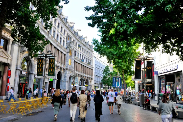 【梅爾街新古典歌德巴洛克建築風 徜徉購物舒爽甚街頭表演看不完】