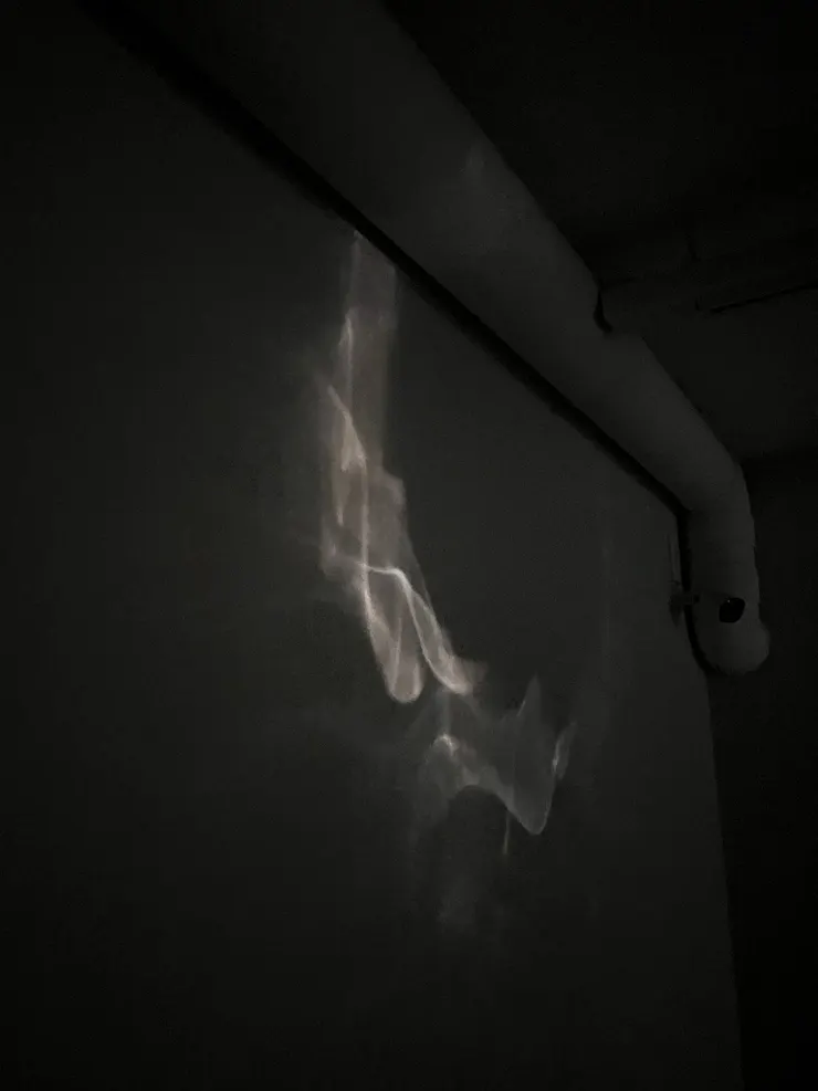 《＿＿＿＿》牆上的水光