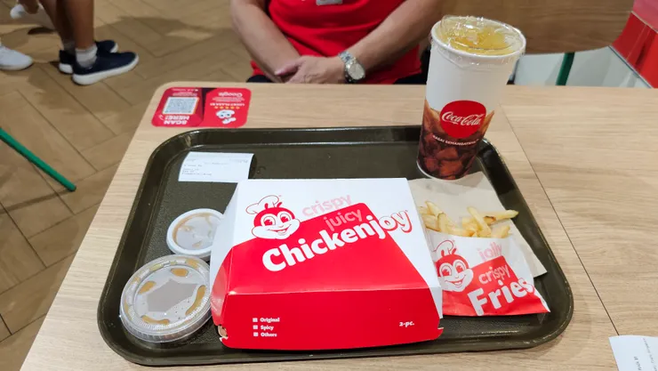 快樂蜂的包裝是他們家的吉祥物可愛蜜蜂!