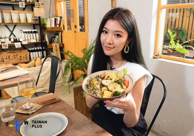 歌手關詩敏長期關注環保與動保議題，積極推廣蔬食，首度主持就獻給了《Veggie Island》