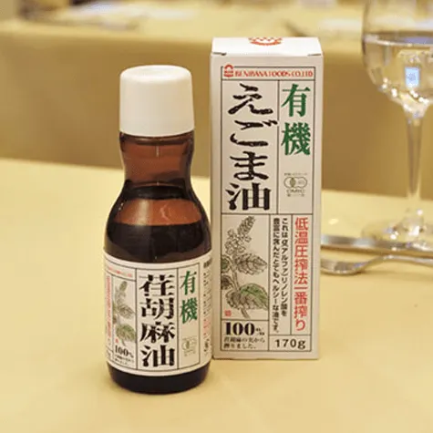 日本超市販賣的紫蘇油，卻標示著漢字「荏胡麻油」，「荏」字標記了白蘇的文化身分