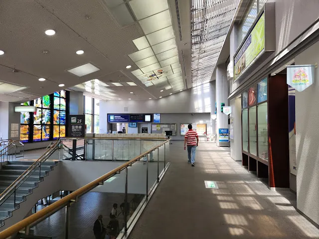 左邊的門口即為出境口，右方玻璃櫥窗前即是候機室和充電的地方