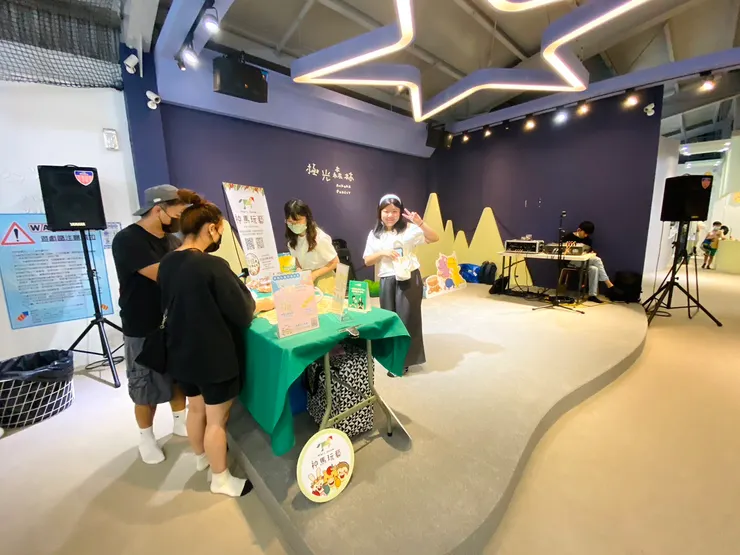 現場也有販售週邊商品，水壺提袋很受歡迎