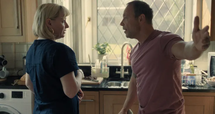 這件事在家中留下裂痕，卻沒有一個人真正把它說出口。