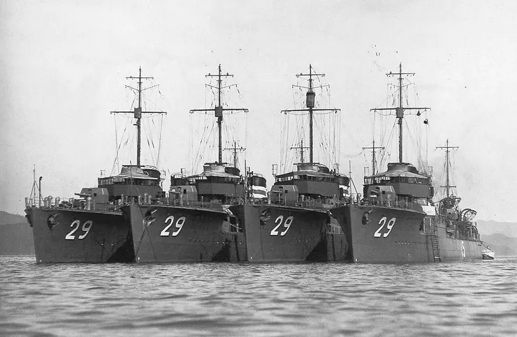 神風級底下的追風型第四組驅逐艦，左邊開始為第13號（疾風）、第11號（追風）、第17號（夕凪）、第15號（朝凪），攝於約1926年。