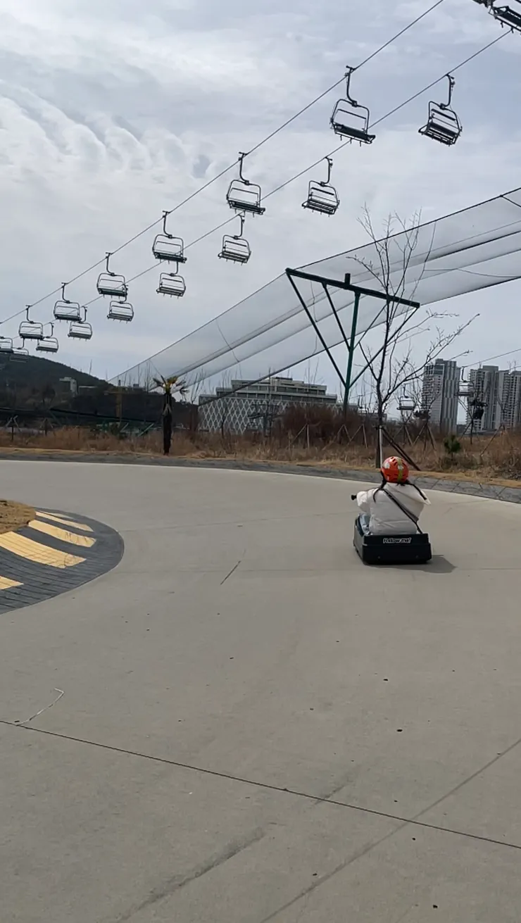 奔馳在賽道上的R/photo by W