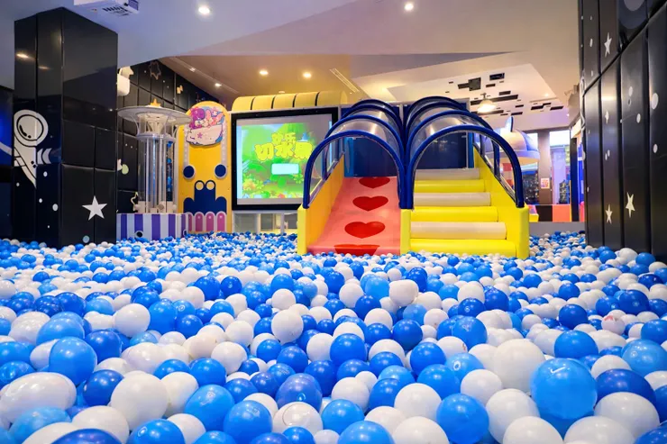 專為兒童設計的藍白系夢幻巨型球池，提供安全且趣味的放電空間。 圖/達拉樂樂屋提供
