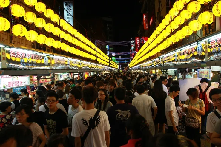 台灣夜市文化像極了源自南宋記憶。臨安夜市主要由酒樓、茶社、歌館、妓院、勾欄瓦肆以及小吃攤、小商品零售等構成，包括了餐飲業、娛樂業、娼妓業等業態，集合了商品、勞務、娛樂、休閒、文化等多元消費。既有固定的經營場所，也有半固定的攤點，還有流動型經營的商販。