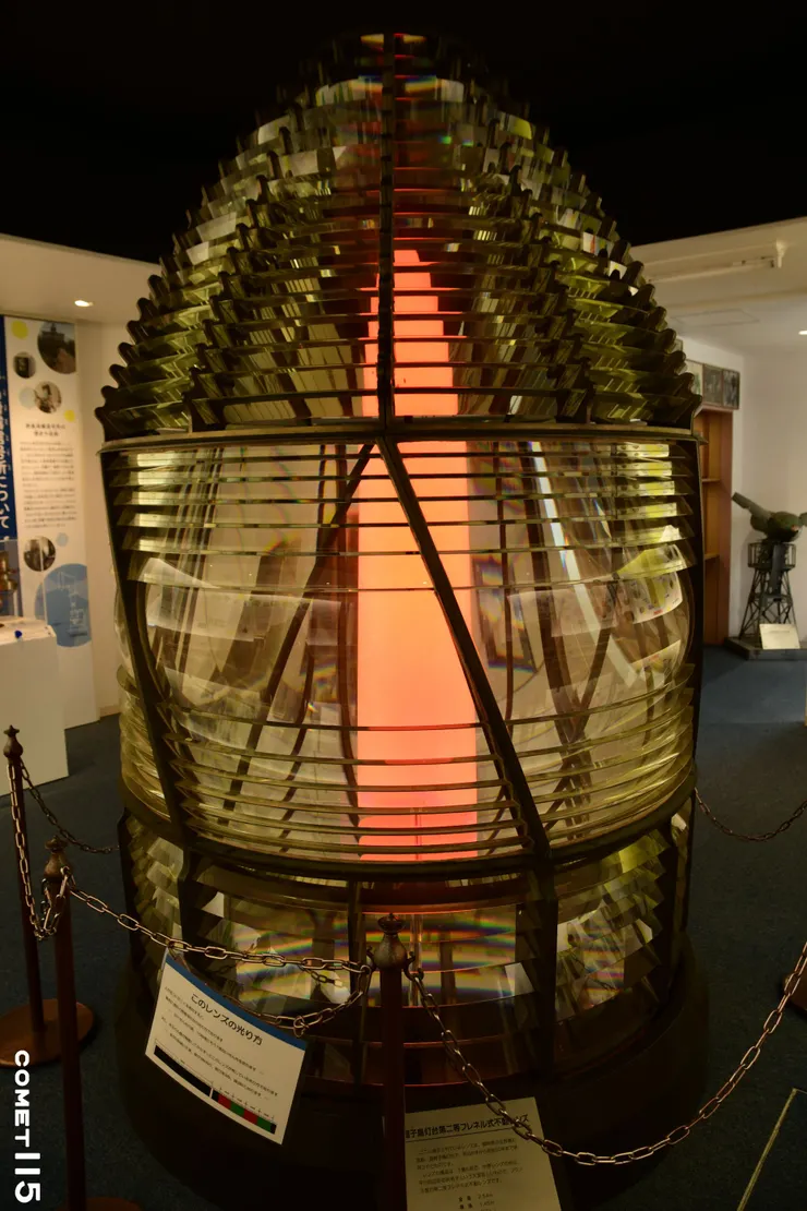 從福岡縣的烏帽子島燈塔汰換下來的燈具，只要人靠近就會像燈塔一樣發出閃光