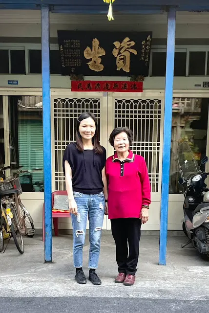 我與阿嬤 | 攝於2022。那時她還可以煮好多飯菜給我吃。