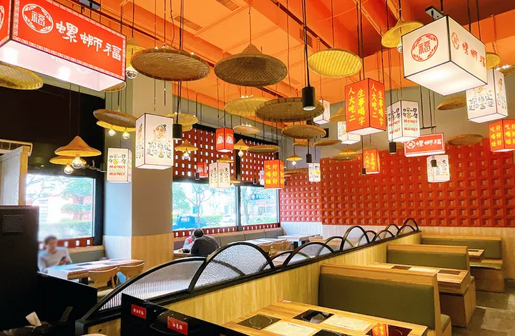 從室內往外看的視角，展示大滿貫功夫鍋結合紅磚牆與現代採光的室內氛圍，適合社群分享打卡。