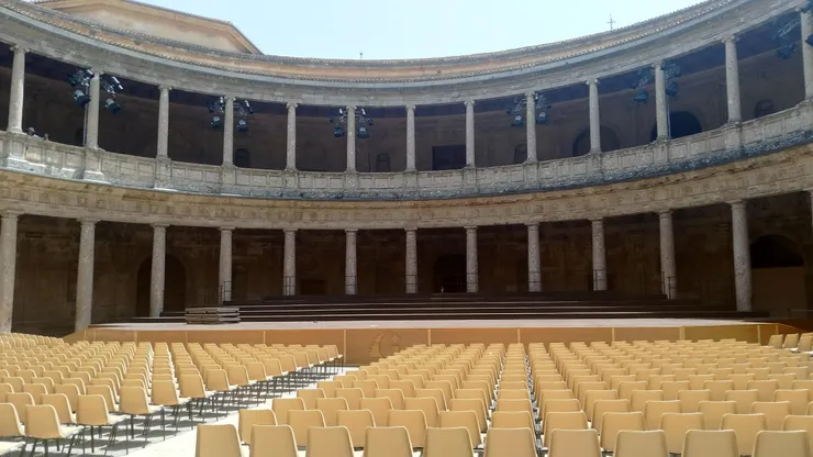 兩層樓的圓形廣場