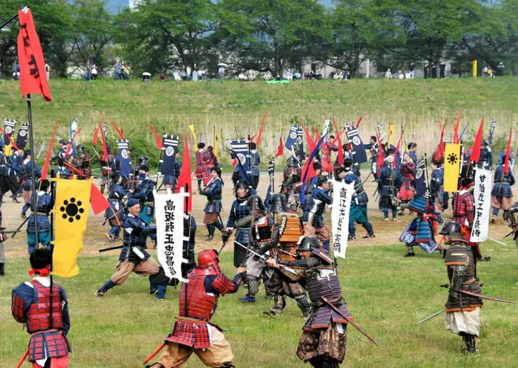 米澤上杉祭演繹的川中島合戰。