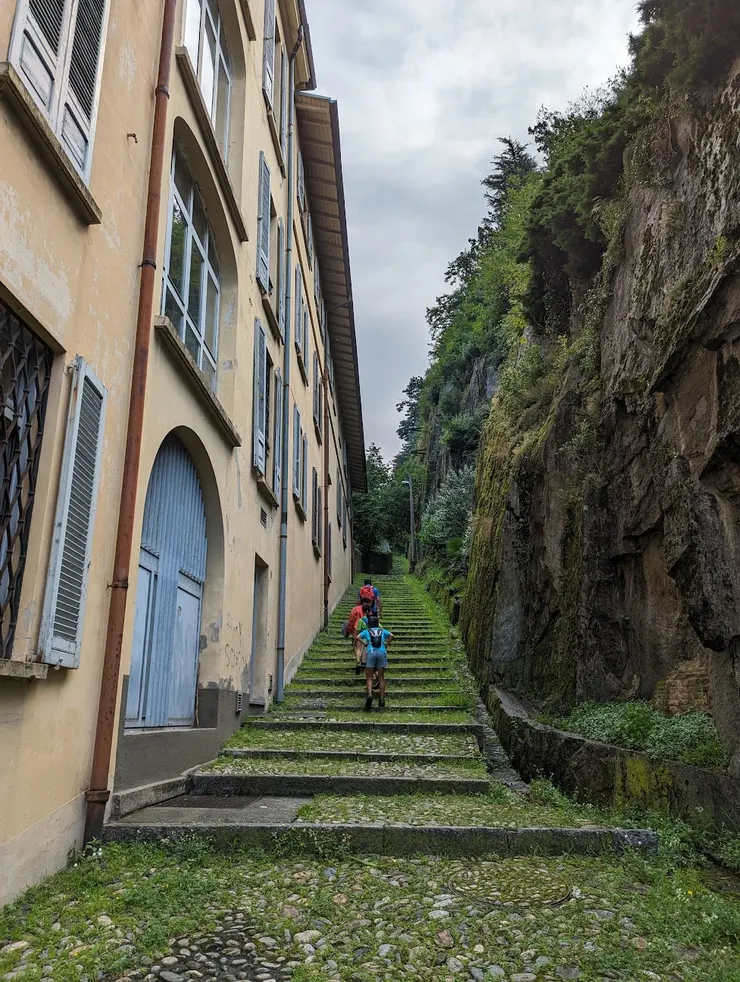 旅館後面上山往城堡的小路