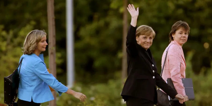 2005年9月4日,梅克爾與伊娃(左)、貝雅特(右)前往柏林,參加與聯邦總理格哈德.施若德的電視辯論。(圖片引自連結內容)