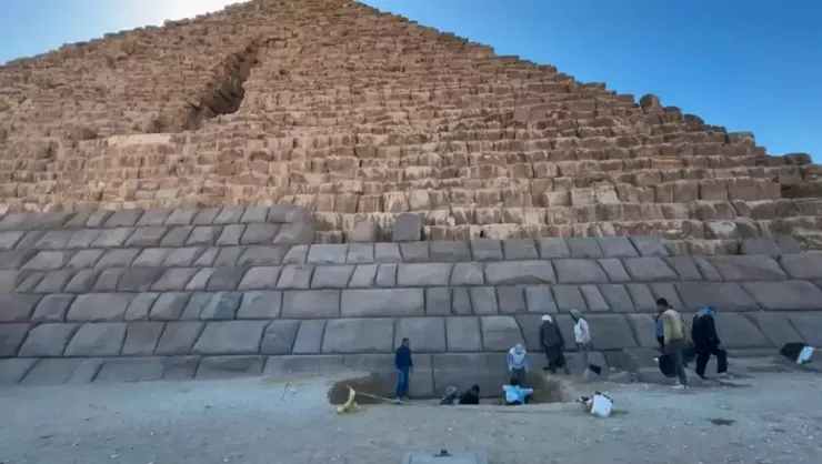 金字塔修復現狀，照片來源為Egypt: Pyramid renovation denounced as a ‘disaster’
