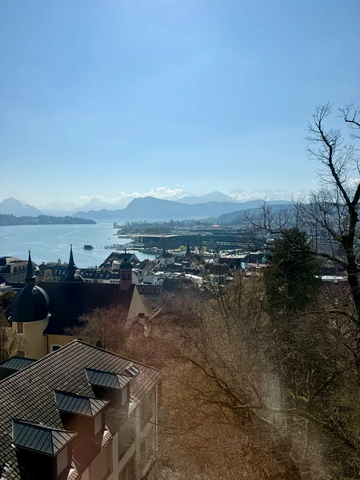 登上城牆塔樓可以俯瞰琉森市區