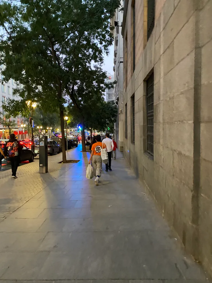 在西班牙街上發現龜仙人忍不住跟著他