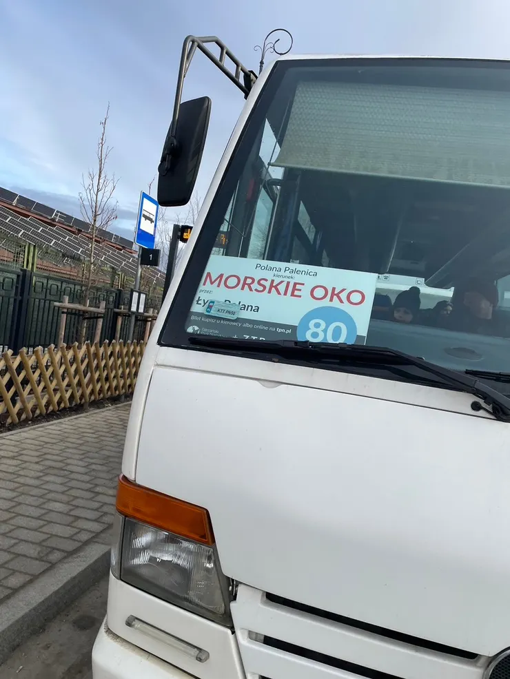 尋找擋風玻璃有Morskie Oko的公車
