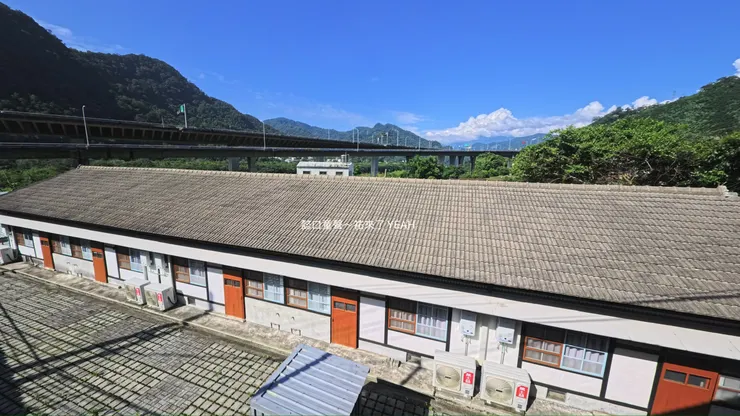 沿途經過辦公室、醫務所、宿舍、重機具維修庫...等地方；運送設備、工作人員上下礦場，見證了當時石油產業的繁榮。〔中油〕