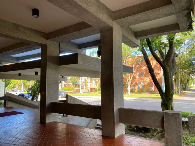 入口前方寬敞的過度空間，有合宜的欄杆可供倚靠、短暫閱讀或休憩。