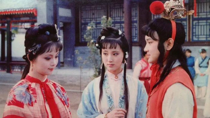 圖片取自網路 - 此為87版電視劇紅樓夢劇圖。左為薛寶釵;中間為林黛玉;右為賈寶玉