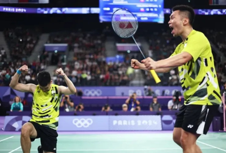 「麟洋配」慶祝勝出四強大戰