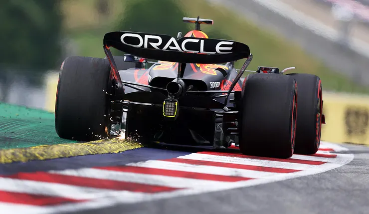 像這樣就是「四輪出白線」（Track limits）