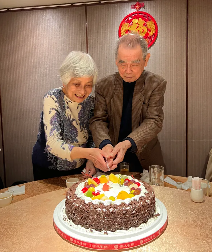 2024年2月爸媽結婚67週年切蛋糕合影