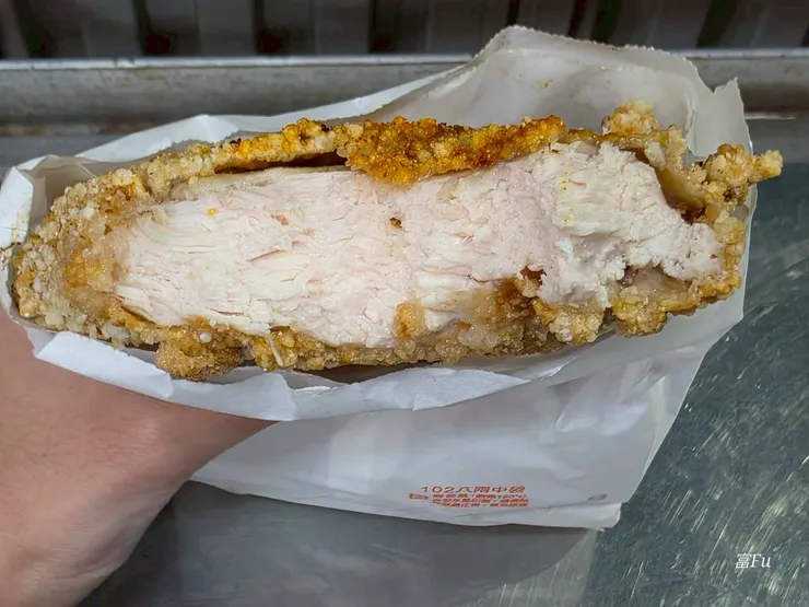 厚肉雞排。顧名思義真的厚!!!同時又保有汁水不乾柴，外層灑有特殊香料粉，食量一般的人，吃完一個直接飽。