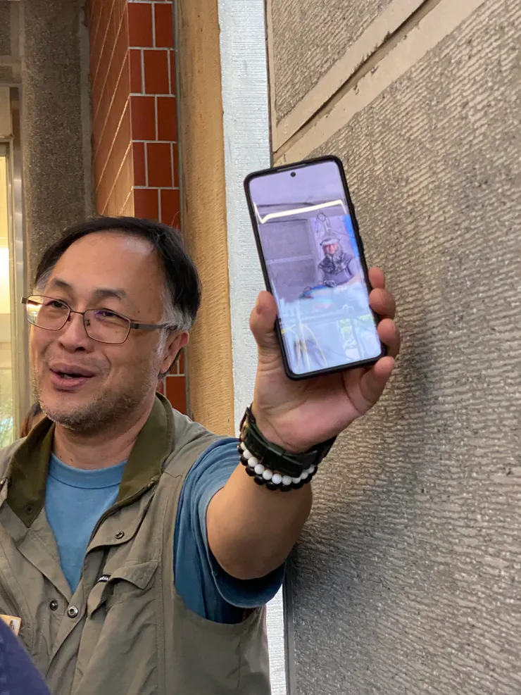 四十年前斬這根柱子的師傅，最近重新幫植微所修復同一根柱子