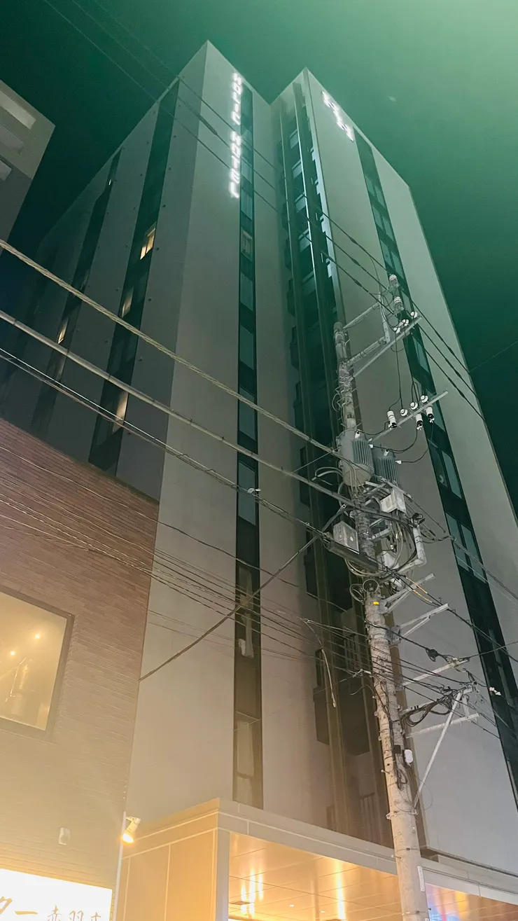 從赤羽站就能看到這間旅館。