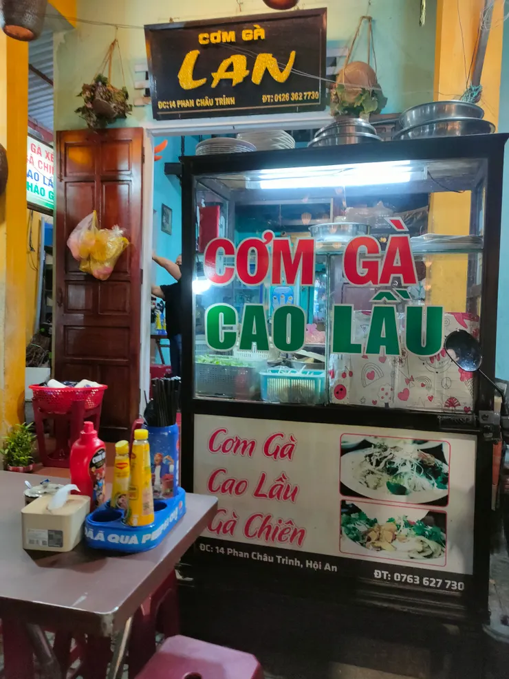 這間店的雞飯和燉鳥蛋很美味