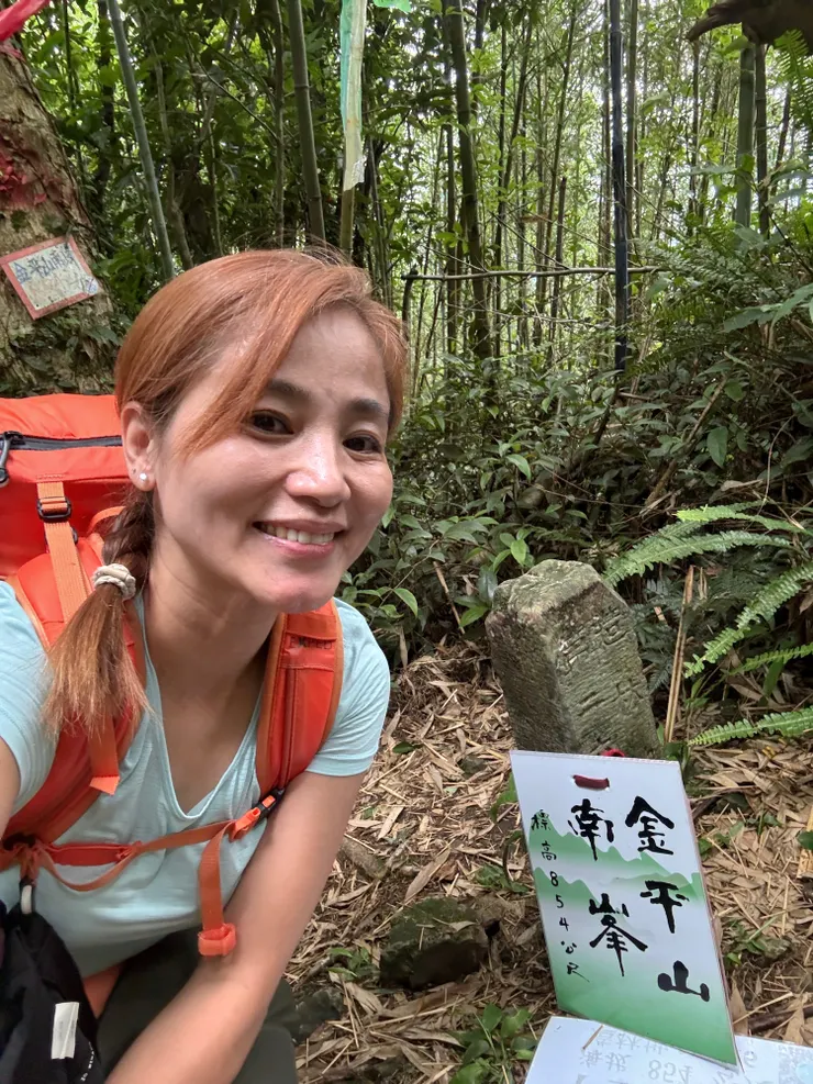 金平山南峰腹地小,無展望,周圍竹林圍繞。不知為何拉了好多紅色尼龍線?