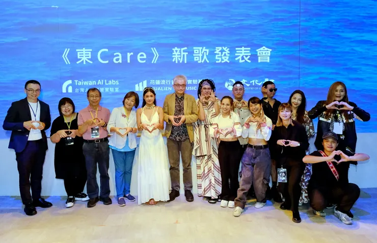 《東Care》新歌發表會表演者、與會嘉賓合照。  