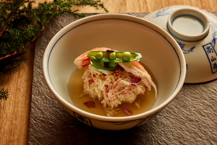 「旬蟹蒸飯」米飯充分吸收蟹肉的甘甜，清雅鹹香更能襯托出蟹肉鮮甜，展現細膩的層次美感。