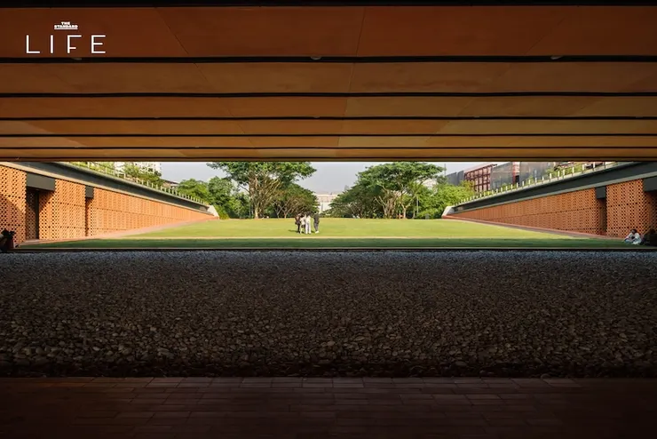 圖片取自 The Standard – 20 อาคารในกรุงเทพฯ ที่แค่เดินเข้าไปก็ได้สัมผัสกับธรรมชาติ!