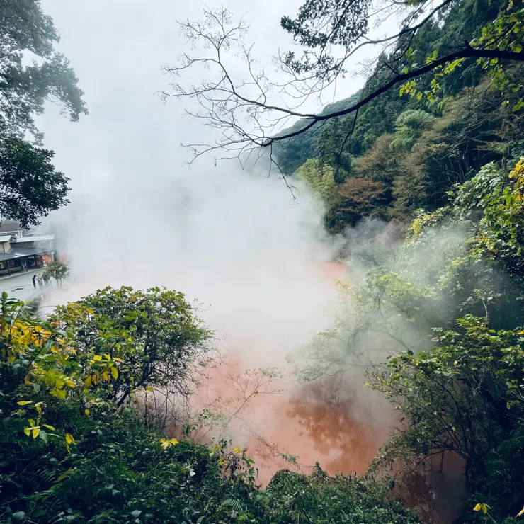 紅泉、白霧、樹林交織宛如仙池