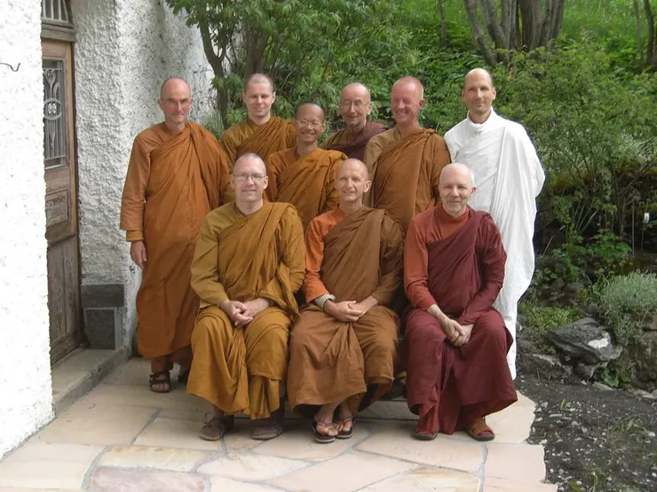 不僅是比約恩，這張照片幾乎所有的僧人都有著西方面孔！我也是看了這本書才知道有不少西方人特意到亞洲學習佛法、甚至出家。比約恩為第二排站著的僧人當中，從右數來第二個（臉非常紅）。圖片取自網頁。