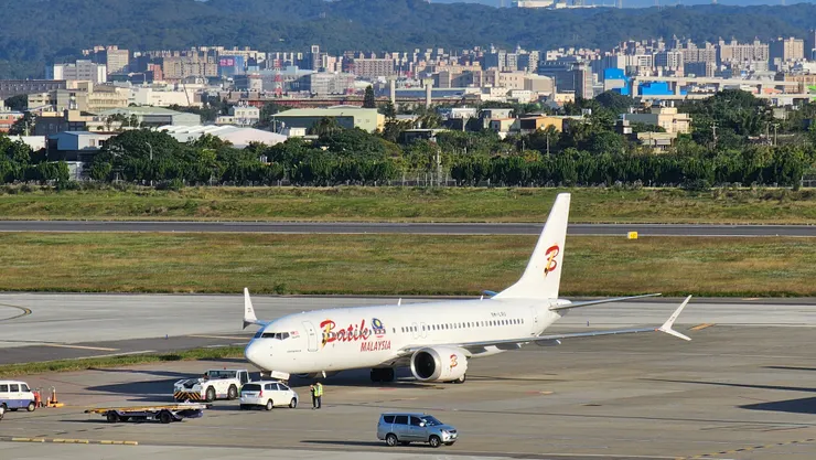 桃勤弟兄加油!這是以前時常發生墜機的波音B737MAX型客機!畫面中是馬來西亞峇迪航空!