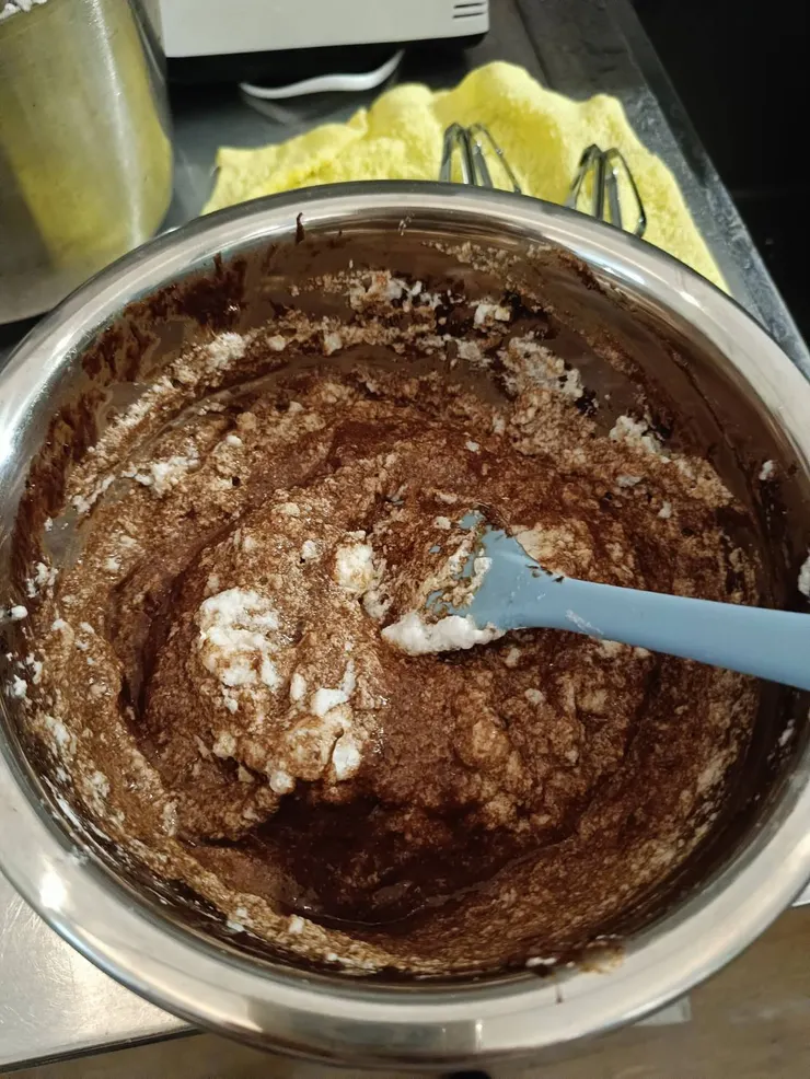 再加入剩下的蛋白後要輕輕地繼續仔細拌勻