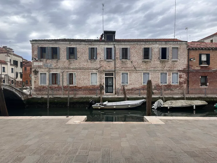 一間牆面很漂亮的建築