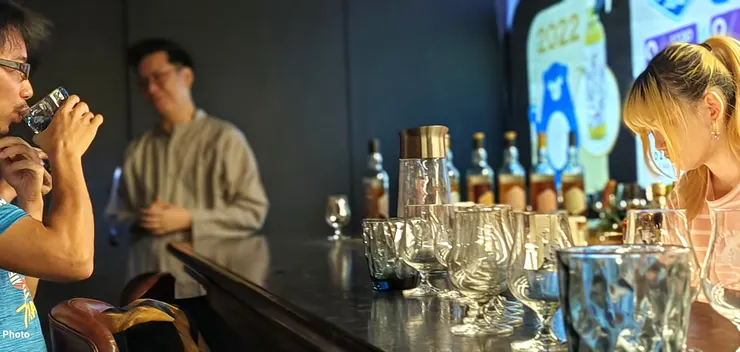 【品飲會將結束時，一位酷酷的女店員走進門，立即利落地開始收拾清洗酒杯。】