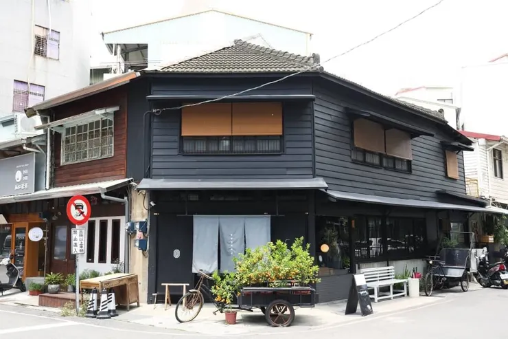 留下前身「華美西服」的新華美西裝社，保留老物件也留下店名，現為日式糰子喫茶店