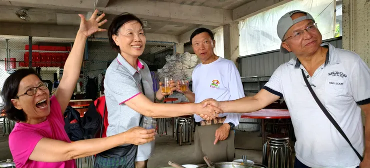 【交棒!本次主辦人月珠與公推的下次主辦人斌男飯後進行簡單的交接儀式。】