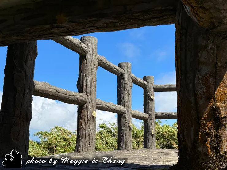 從仿木欄杆之間望出去,是山巒與藍天的交界。陽光灑在石地與欄杆上,映出柔和的陰影,風吹過耳邊,帶著山的涼意。這一刻的畫面沒有喧囂,只有風在說話,彷彿提醒著我們——放慢腳步,欣賞眼前被遺忘的美好。