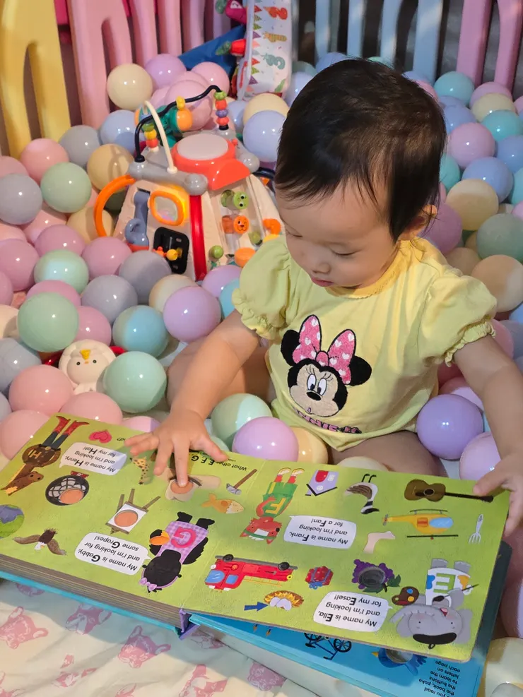 Poke A Dot 系列採用厚實的硬紙板製作，完全不怕寶寶撕爛或『啃』，非常耐操！不過它唯一的甜蜜負擔就是份量十足，比較適合在家定點玩，沒辦法輕鬆塞進媽媽包帶出門啦！