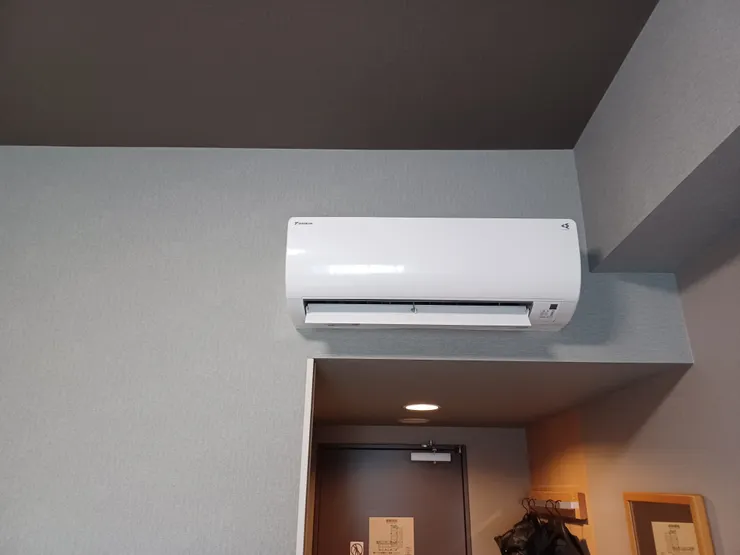 房間不是中央空調,而是家用分離式冷氣。